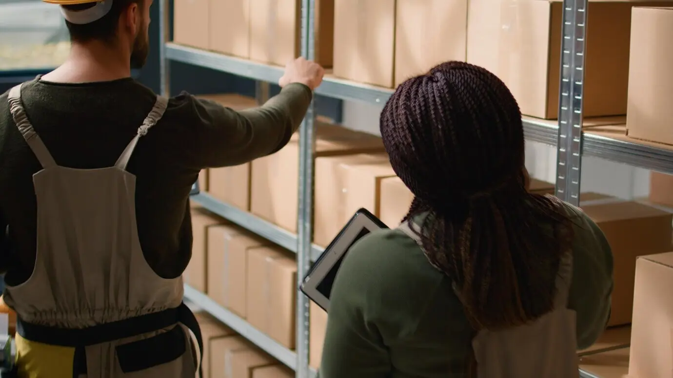 Mitarbeitende bereiten Lagerbestellungen vor.