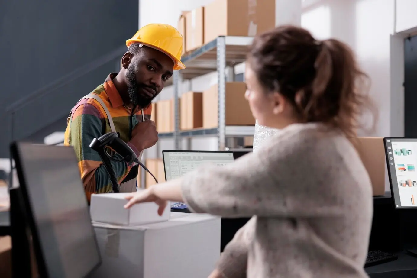 Aufsicht im Lagerraum prüft Kundenbestellung